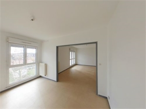 t3 à la location -   18200  SAINT AMAND MONTROND, surface 85 m2 location t3 - UBI469854425